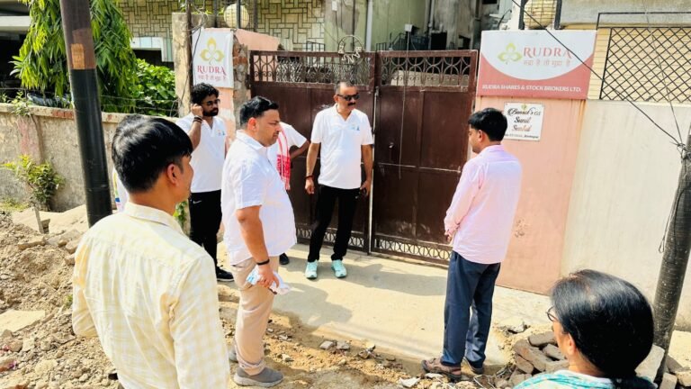 शहर के 90 प्रतिशत नालों की सफाई पूरी, महापौर ने किया निरीक्षण