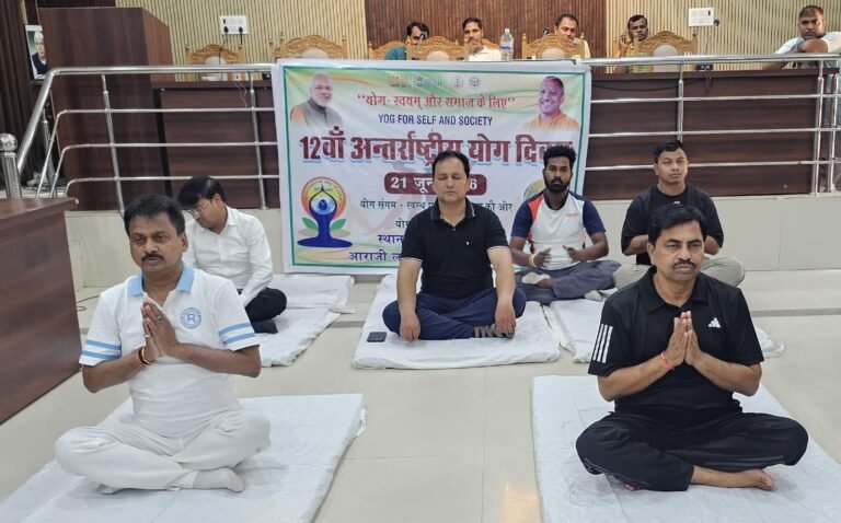 अंतरराष्ट्रीय योग दिवस पर प्रधानमंत्री का सीधा प्रसारण देखकर किया गया योग