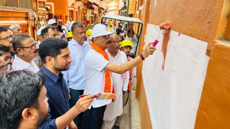 महापौर व नगर आयुक्त ने कालभैरव मंदिर मार्ग की दीवारों पर  खुद की पेंटिंग