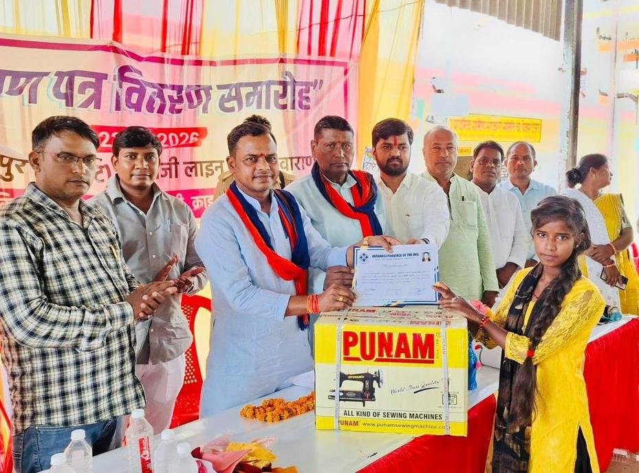 रोहनिया विधायक ने वितरण किया प्रमाण पत्र व सिलाई मशीन