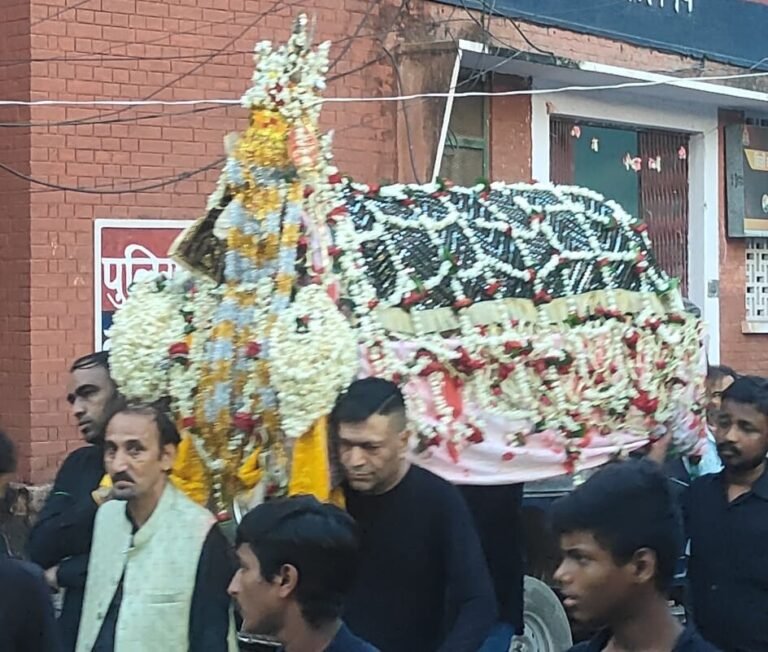 चाहमाहमा स्थित ख्वाजा  नब्बू साहब के  इमामबाड़े से  कदीम  आठवीं मोहर्रम का तुर्बत  व अलम का जुलूस अपनी पुरानी परंपराओं के अनुसार कार्यक्रम संयोजक सैयद मुनाज़िर हुसैन ‘मंजू’ के ज़ेरे एहतमाम   उठा