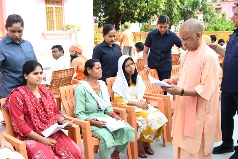 जरूरतमंदों के इलाज और मकान की व्यवस्था कराएगी सरकार: सीएम योगी
