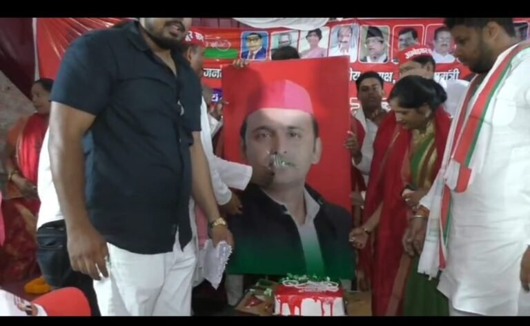 सपा प्रमुख अखिलेश यादव के जन्मदिवस पर उत्साहित दिखे सपा कार्यकर्ता, नेताओं ने भी मिशन  2027 को बनाने का लिया संकल्प