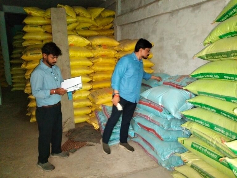 उर्वरक कालाबाजारी रोकने को वाराणसी में 39 केंद्रों पर छापेमारी, जांच के लिए भेजें 23 नमूने  