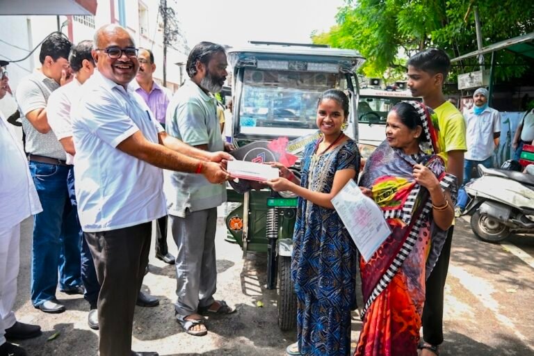 सीएम योगी के संकल्प से खुशहाल हुई ‘खुशी’ की जिंदगी, इलाज-शिक्षा के बाद अब आय का पक्का इंतजाम