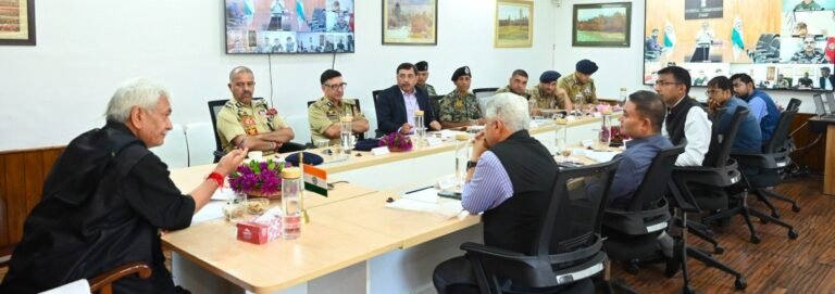 जम्मू-कश्मीर के उपराज्यपाल ने बड़ी संख्या में बिना पंजीकरण वाले यात्रियों के आगमन के मद्देनज़र श्रद्धालुओं से केवल वैध पंजीकरण के साथ ही अमरनाथ यात्रा करने की अपील की