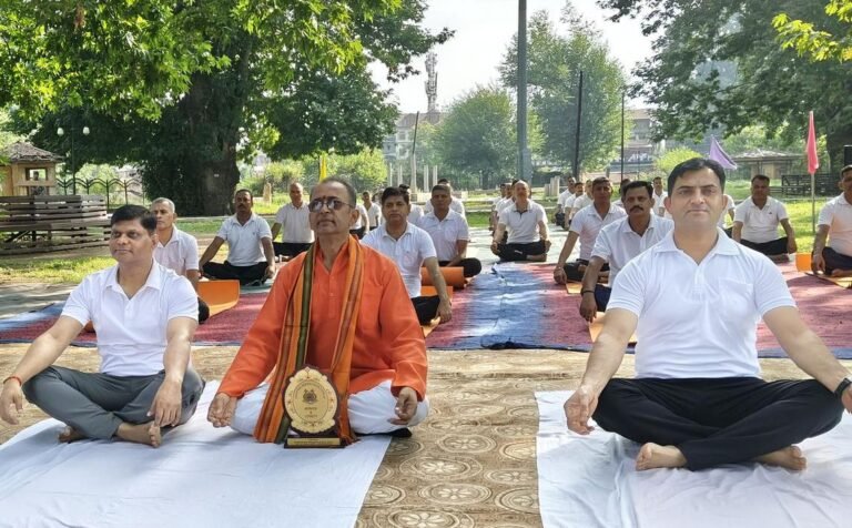 काशी के कोतवाल के भक्त एवम भैरव परिवार के श्री प्रकाश नाथ योगी जी ने 21 बटालियन केंद्रीय रिज़र्व पुलिस बल श्रीनगर जम्मू और कश्मीर के जवानों को कराया योग