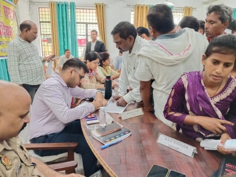संपूर्ण समाधान दिवस में एसडीएम ने सुनी लोगों की फरियाद
