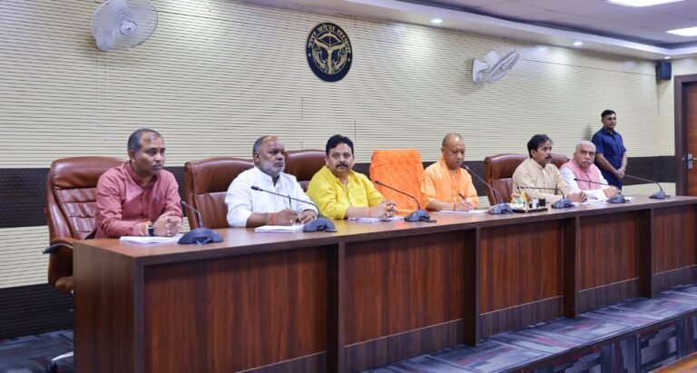 श्रावण मास में श्री काशी विश्वनाथ मंदिर में काशीवासियों के दर्शन के लिए होगी अलग मार्ग की व्यवस्था: सीएम योगी