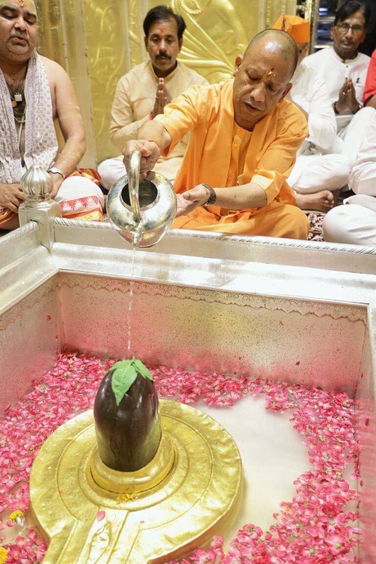 सीएम योगी ने कालभैरव एवं श्री काशी विश्वनाथ मंदिर में विधिवत् दर्शन-पूजन किया