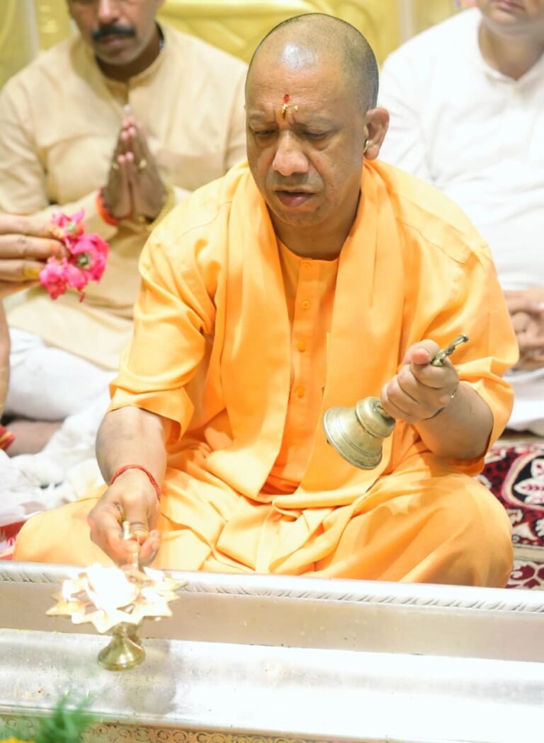 मुख्यमंत्री योगी आदित्यनाथ ने लोकमंगल की कामना के साथ काल भैरव व काशी विश्वनाथ मंदिर में किए दर्शन