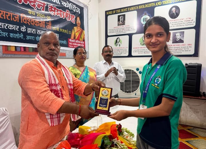 राज्य मंत्री हंसराज विश्वकर्मा ने मेधावी छात्रों को सम्मानित कर बढ़ाया हौसला