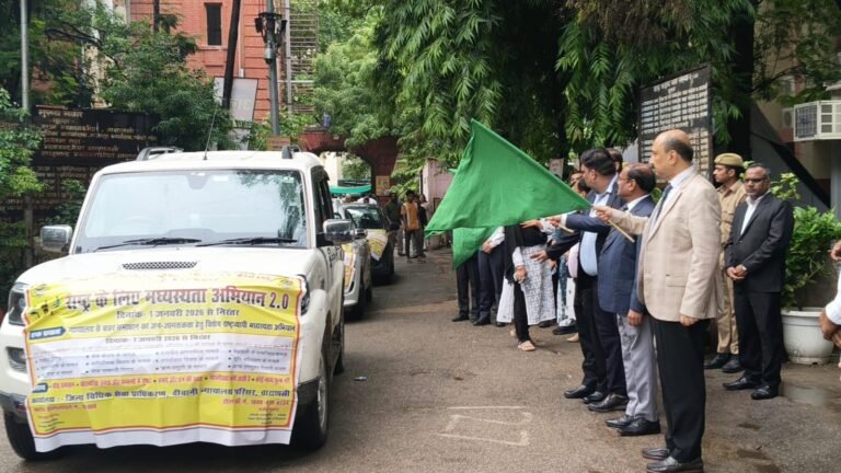 माननीय जिला जज वाराणसी ने फ्लैग दिखाकर प्रचार-प्रसार वाहनों को किया रवाना।