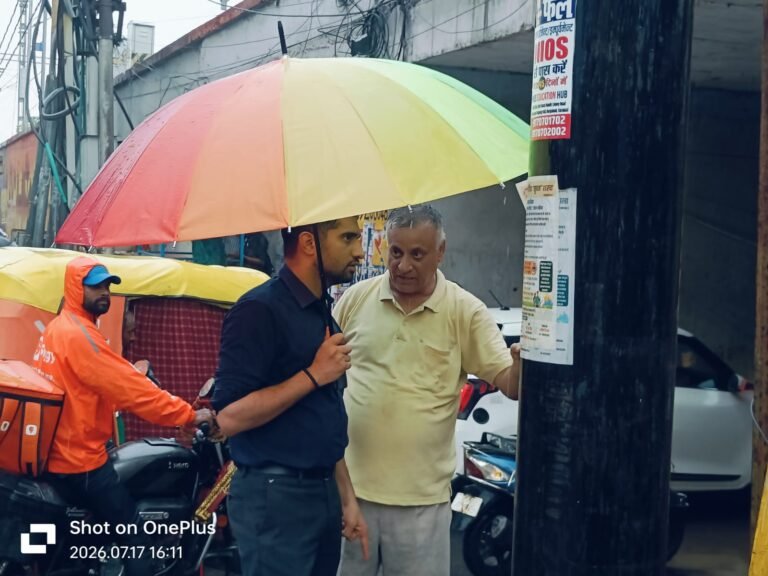 तेज बारिश के बीच छाता तान सड़क पर स्वयं उतरे नगर आयुक्त