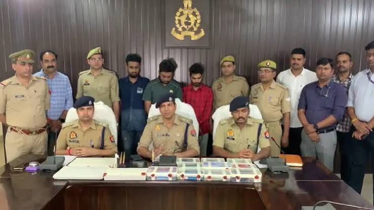 वाराणसी: इंस्टाग्राम पर फर्जी कपड़ा कारोबार के नाम पर ठगी करने वाला साइबर ठग गिरफ्तार, ₹25,500 नगद बरामद