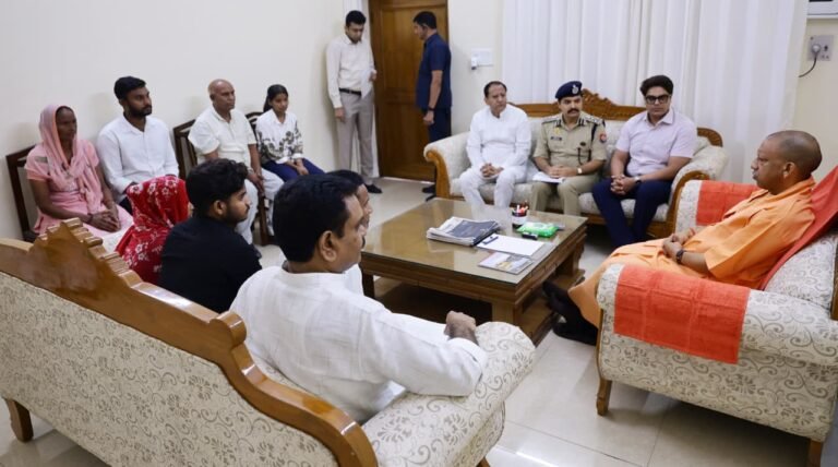 दलित छात्रा ललिता गौतम के परिजनों से मिले मुख्यमंत्री, घटना पर जताया दुःख, कहा दोषी बचेंगे नहीं