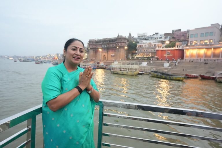 गंगा आरती में भावविभोर हुईं दिल्ली की मुख्यमंत्री रेखा गुप्ता, दशाश्वमेध घाट पर मां गंगा का किया पूजन, लगाई जयकार