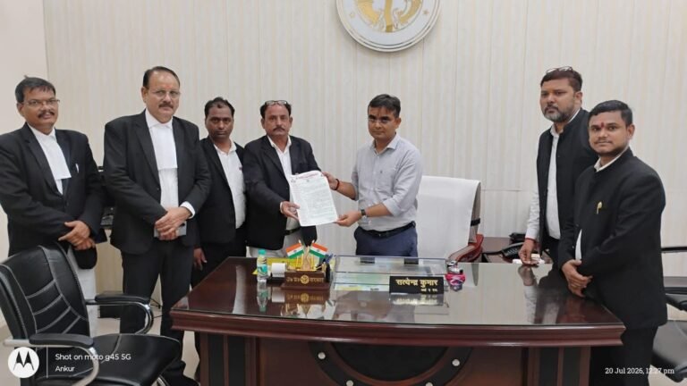 राजातालाब तहसील के धरनारत अधिवक्ताओं की प्रतिनिधिमंडल टीम ने जिलाधिकारी को सौपा सात सूत्रीय मांग पत्र