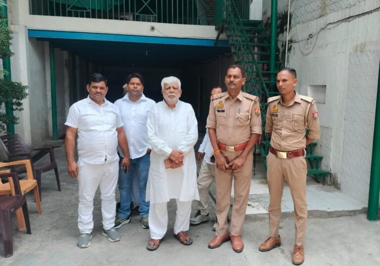नीट पेपर लीक के विरोध को लेकर पूर्व राज्यमंत्री, पूर्व विधायक समेत सपा कांग्रेस के कई बड़े नेताओं को पुलिस ने किया हाउस अरेस्ट