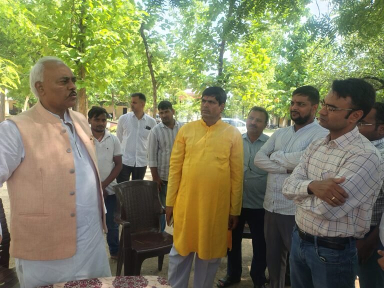 नेता प्रतिपक्ष लाल बिहारी यादव ने शिक्षकों के साथ की बैठक