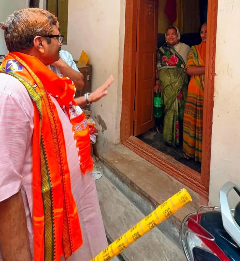 76 दिवसीय वार्ड प्रवास में जनता के बीच पहुंच रहे विधायक डॉ. नीलकंठ तिवारी, सुन रहे समस्याएं, करा रहे समाधान