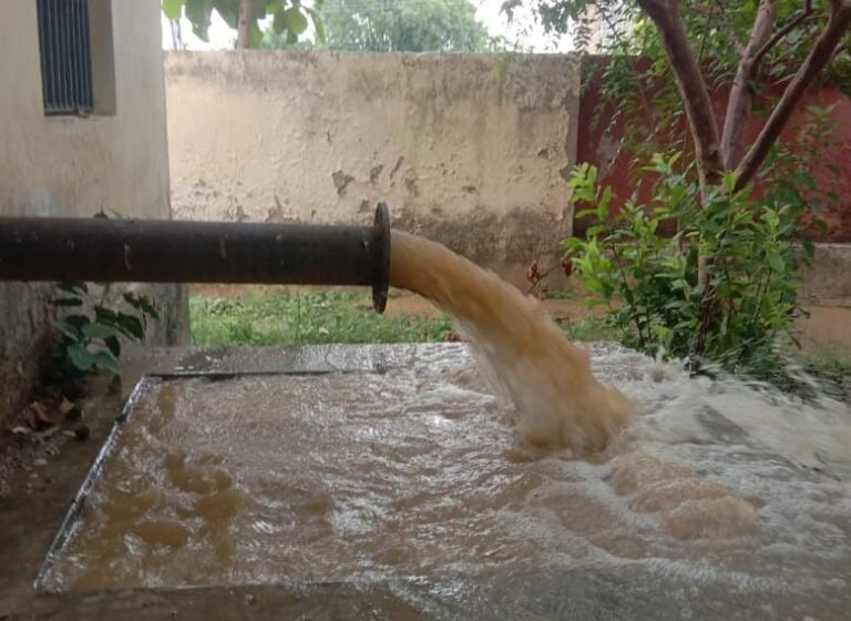 बसन्तपट्टी में जल जीवन मिशन का बोर खराब,बालू-गिट्टी युक्त पानी पीने को मजबूर ग्रामीण,पेयजल संकट गहराया  राजातालाब। आराजी लाइन विकासखंड के ग्राम पंचायत बसंतपट्टी में जल जीवन मिशन के अंतर्गत लगा बोर पिछले लगभग तीन सप्ताह से खराब चल रहा है। बोर से स्वच्छ पानी की जगह बालू और गिट्टी युक्त गंदा पानी आ रहा है, जिससे पूरे गांव में पेयजल का संकट गहरा गया है।ग्राम प्रधान प्रशासक श्यामलाल चौहान ने बताया कि बोर के भ्रष्ट हो जाने के कारण उसमें से गंदा पानी, बालू और गिट्टी निकल रही है। यह पानी बिल्कुल पीने योग्य नहीं है। पानी न मिलने से ग्रामीणों को भारी परेशानी का सामना करना पड़ रहा है।उन्होंने कहा कि यदि इस समस्या का तत्काल समाधान नहीं किया गया तो गांव में पेयजल का घोर संकट उत्पन्न हो जाएगा और ग्रामीणों के स्वास्थ्य पर भी प्रतिकूल प्रभाव पड़ेगा।ग्राम प्रशासक ने प्रशासन और जल जीवन मिशन के अधिकारियों से मांग की है कि बोर की तत्काल जांच कर मरम्मत कराई जाए, ताकि ग्रामीणों को सुचारू रूप से स्वच्छ एवं साफ पेयजल उपलब्ध हो सके।