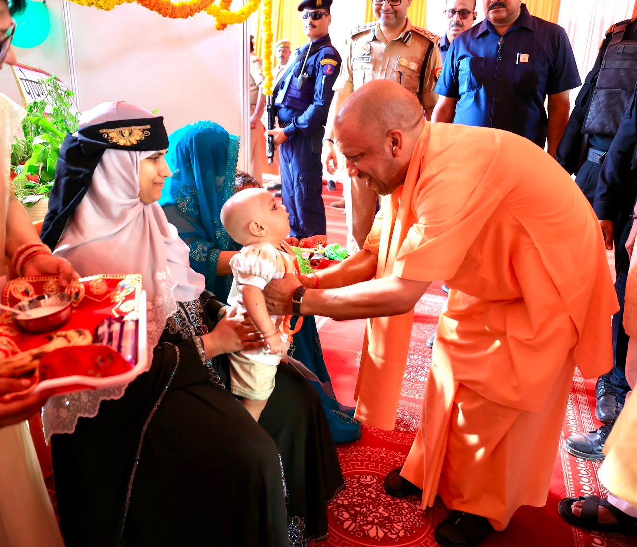 मुख्यमंत्री ने बुलाया तो दौड़कर मंच पर पहुंचीं महिलाएं, भेंट किया हाथ से बनाया गया चित्र