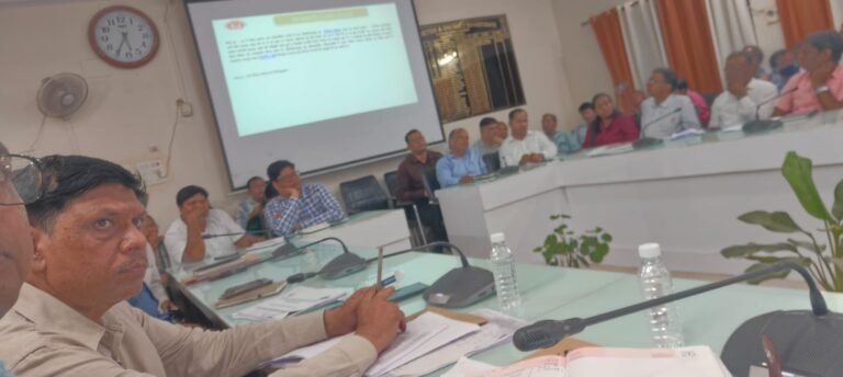 वाराणसी/दिनाँक 25 अगस्त, 2026 (सू0वि0)  *जिला स्वास्थ्य समिति की आयोजित बैठक में स्वास्थ्य योजनाओं की गई समीक्षा*  *लाभार्थीपरक स्वास्थ्य योजनाओं में शिथिलता बर्दाश्त नहीं-जिलाधिकारी*  *टीकाकरण में कम प्रगति वाले क्षेत्रों की ग्राम सभा व सब-सेंटर स्तर तक होगी समीक्षा*  *हेल्थ डैशबोर्ड रैंकिंग में वाराणसी पांचवें स्थान पर*  *नमो शक्ति रथ से स्तन कैंसर स्क्रीनिंग और टीबी मुक्त भारत अभियान की भी हुई समीक्षा*     वाराणसी l।