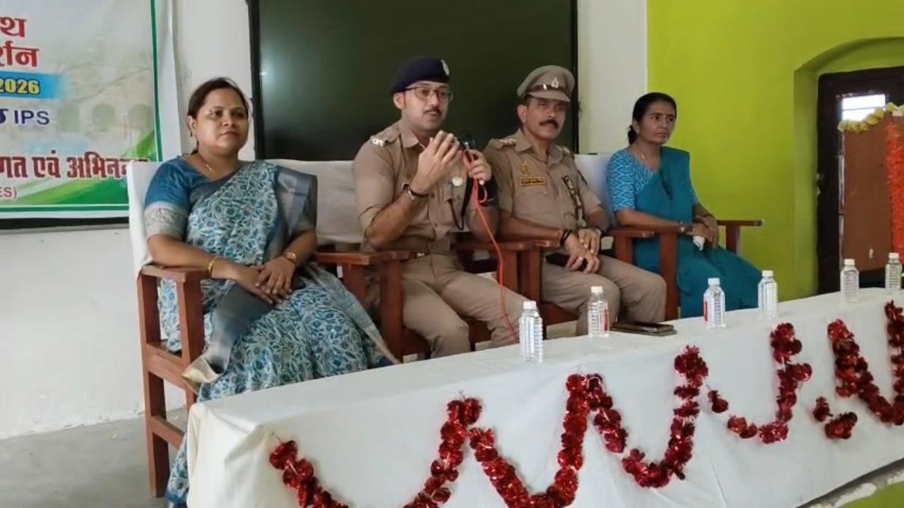 डीसीपी काशी गौरव बंसवाल ने आज राधा किशोरी राजकीय बालिका इंटर कॉलेज रामनगर में कक्षा 9वीं से 12वीं तक की छात्राओं के साथ एक महत्वपूर्ण संवाद कार्यक्रम आयोजित किया।