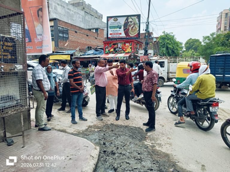 टूटी नालियों, उखड़ी सड़कों और पानी के रिसाव पर नगर आयुक्त सख्त
