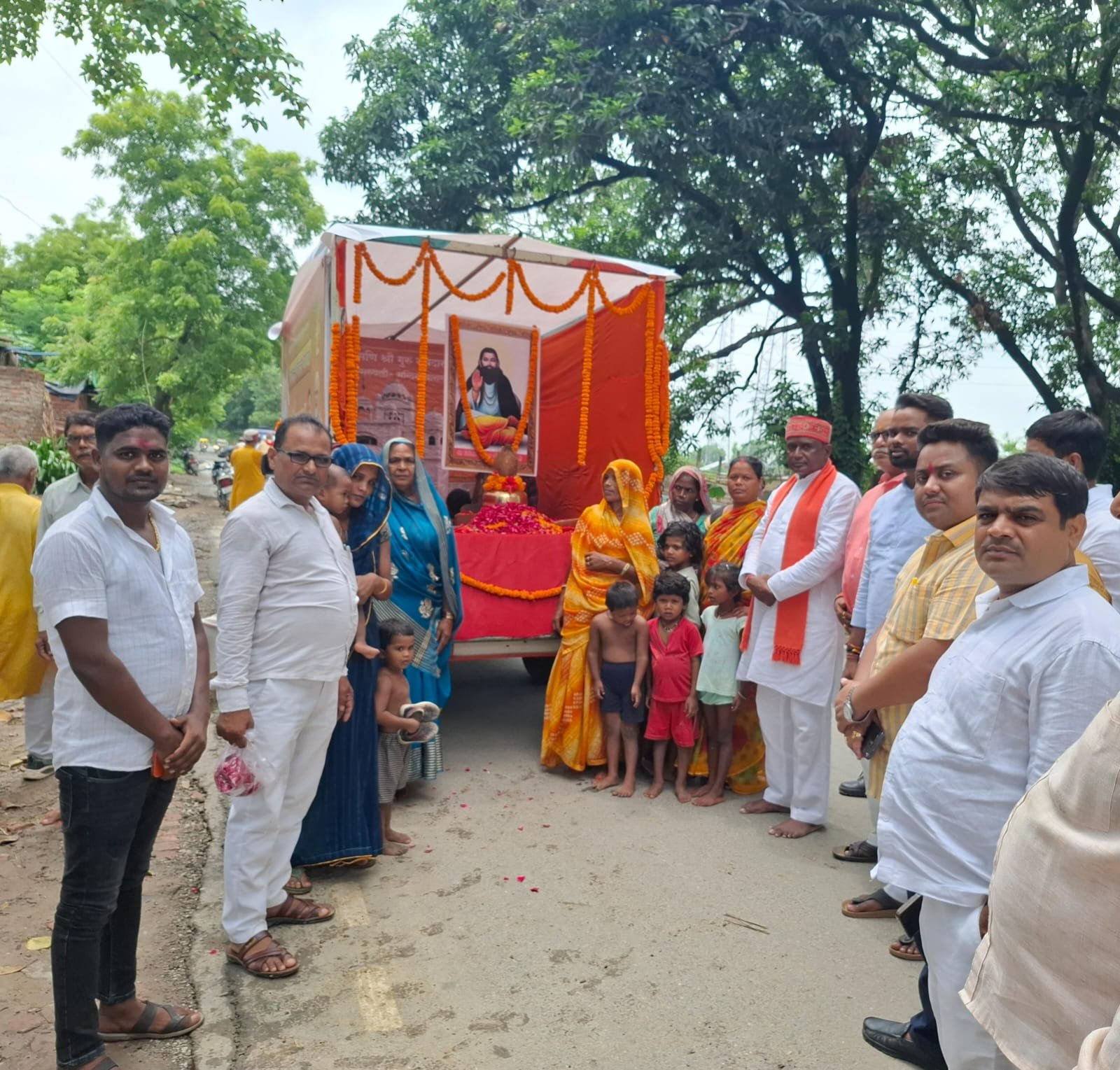 ग्रामीण क्षेत्र के शिवालयों पर दर्शन पूजन हेतु श्रद्धालुओं की उमड़ी भारी भीड़