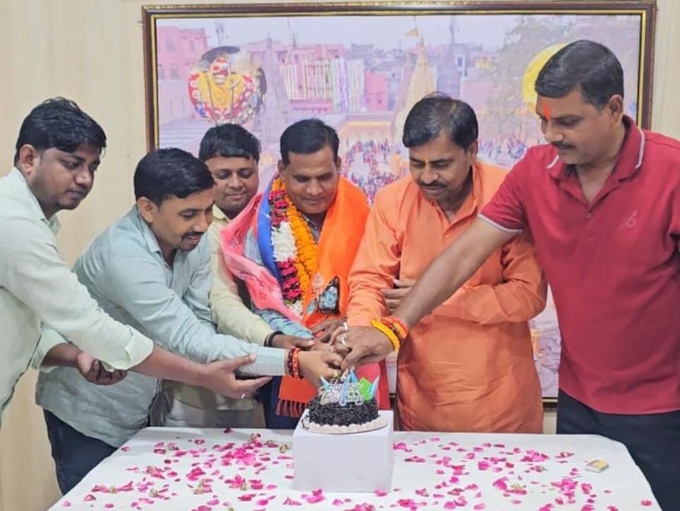 बड़े ही हर्षोल्लास के साथ मनाया गया क्षेत्रीय अध्यक्ष डॉ नरेंद्र पटेल का जन्मदिन