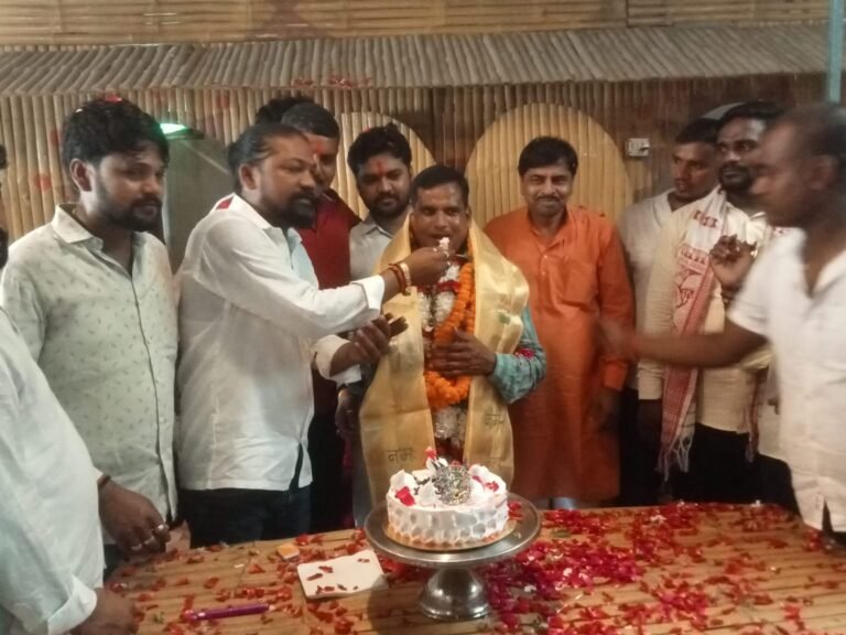 पौधारोपण कर मनाया क्षेत्रीय अध्यक्ष का जन्मदिन