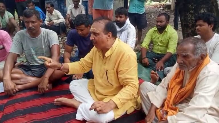 मोहनसराय चौराहे पर सार्वजनिक शौचालय हेतु रोहनिया विधायक से किया मांग