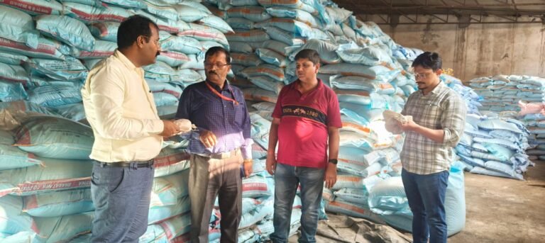 वाराणसी में उर्वरक की कालाबाजारी रोकने को जनपद-व्यापी छापेमारी, 49 बिक्री केन्द्रों की जांच, 28 नमूने लिए गए