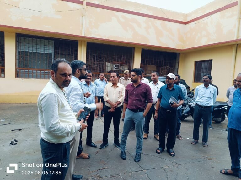 शिवपुर स्वास्थ्य केंद्र की गैलरी अंधेरा देख नगर आयुक्त ने जताई नाराजगी