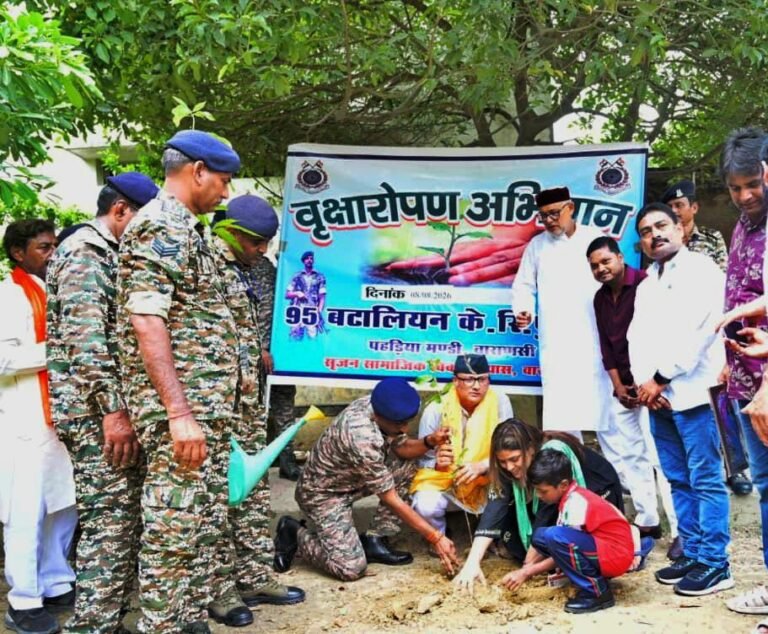 95 बटालियन सीआरपीएफ और सृजन न्यास ने शिवाजी नगर पार्क में किया वृहद पौधारोपण