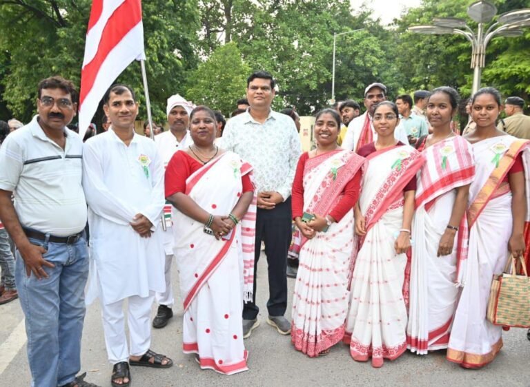 विश्व आदिवासी दिवस पर बरेका में उमड़ा उत्साह, शोभायात्रा में दिखी आदिवासी संस्कृति की झलक