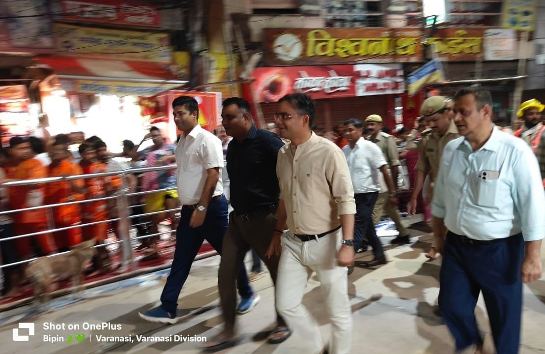 जिलाधिकारी ने श्री काशी विश्वनाथ मंदिर परिसर आसपास क्षेत्र का निरीक्षण कर श्रद्धालुओं से किया संवाद