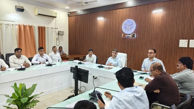 जिलाधिकारी ने सीएम डैशबोर्ड पर राजस्व कार्याे, राजस्व न्यायालयों व कर-करेत्तर/चकबंदी कार्याे की समीक्षा कर अधिकारियों को आवश्यक दिशा-निर्देश दिए