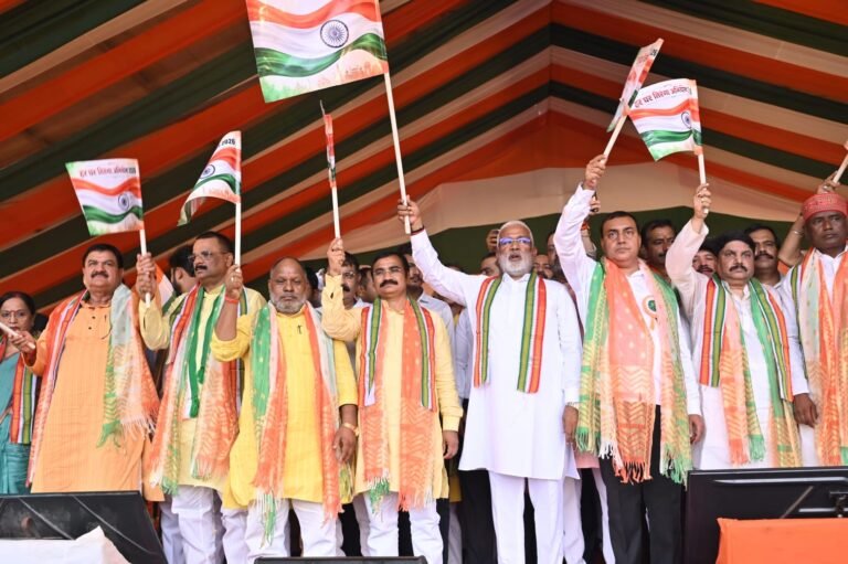 हर घर तिरंगा यात्रा” में गूंजा देशभक्ति का संदेश, महात्मा गांधी काशी विद्यापीठ से संस्कृत विश्वविद्यालय तक निकली भव्य यात्रा