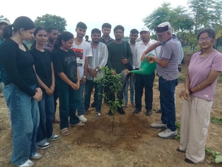 एक पेड़ मां के नाम” अभियान के तहत सृजन गंगा वाटिका में हुआ भव्य पौधारोपण, गूंजे कजरी के गीत