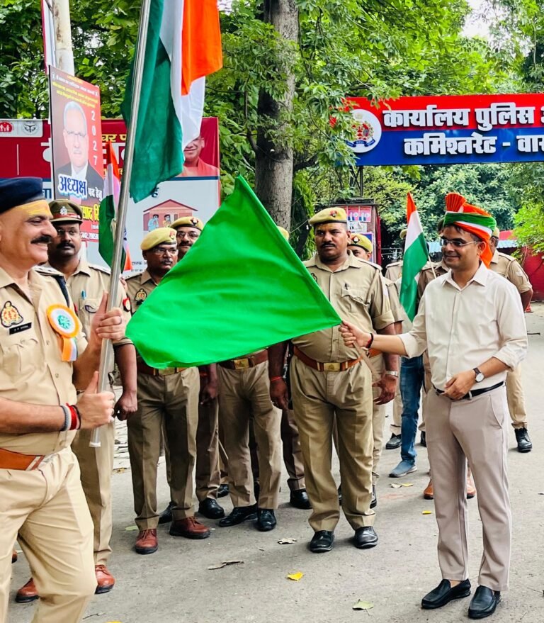 जिलाधिकारी ने तिरंगा यात्रा को हरी झंडी दिखाकर रवाना किया