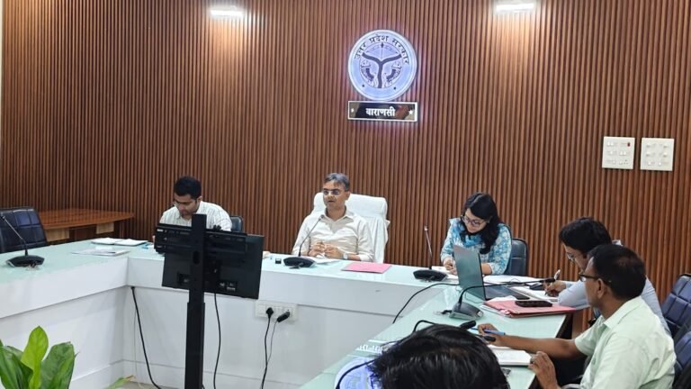 वरुणा एवं अस्सी नदी के पुनर्जीवन तथा जिला गंगा कार्ययोजना के की प्रगति की समीक्षा में जिलाधिकारी ने अधिकारियों को आवश्यक दिशा निर्देश दिए