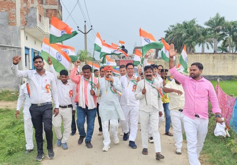 वीर शहीदों के सम्मान में बंगालीपुर में निकली भव्य तिरंगा यात्रा