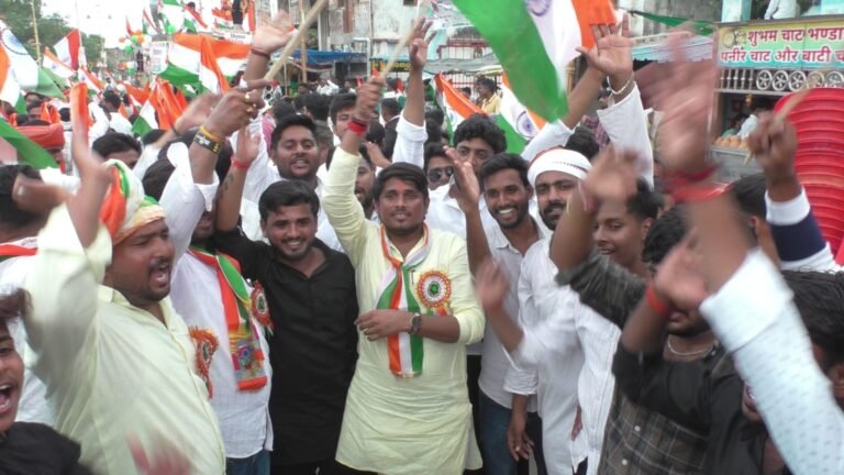 तिरंगे के रंग में रंगा लोहता, मंत्री अनिल राजभर बोले—युवा शक्ति से मजबूत हो रहा राष्ट्रप्रेम रामलीला मैदान से निकली भव्य तिरंगा यात्रा, ‘हर घर तिरंगा’ अभियान में युवाओं ने दिखाया उत्साह