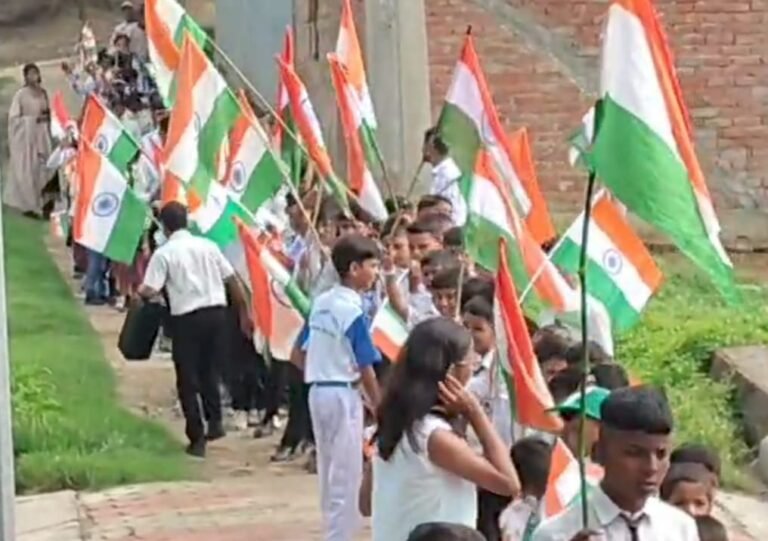 तिरंगा यात्रा में गूंजे भारत माता की जय के नारे, गांव के पगडंडियों पर गूंजा देश भक्ति, देश भक्ति से सराबोर हुआ गंगापुर