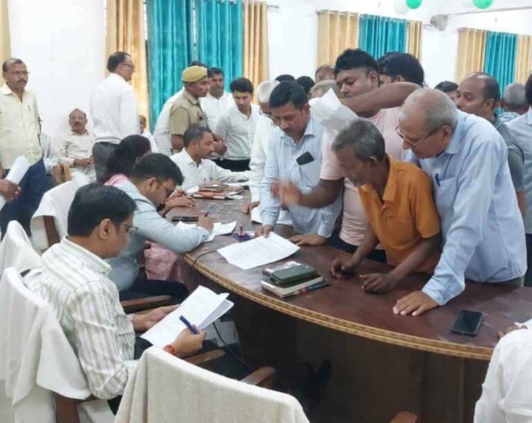 संपूर्ण समाधान दिवस पर एसडीएम व एडीएम ने सुनी लोगों की फरियाद