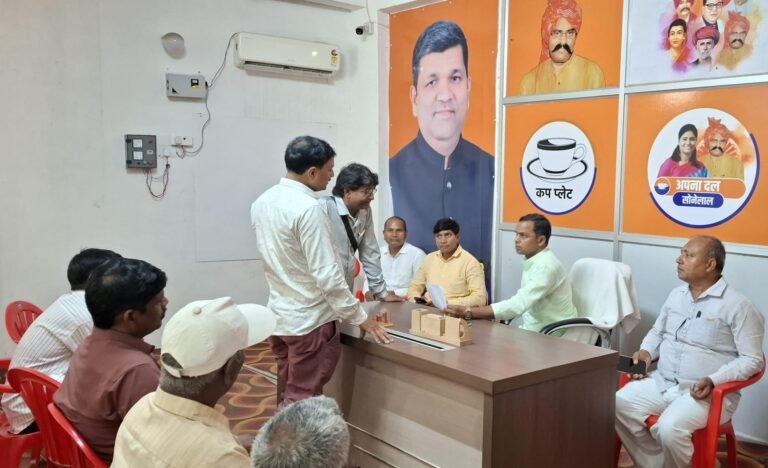 रोहनिया विधायक डॉ. सुनील पटेल ने जनता दर्शन में सुनीं समस्याएं, अधिकारियों को दिए समाधान के निर्देश