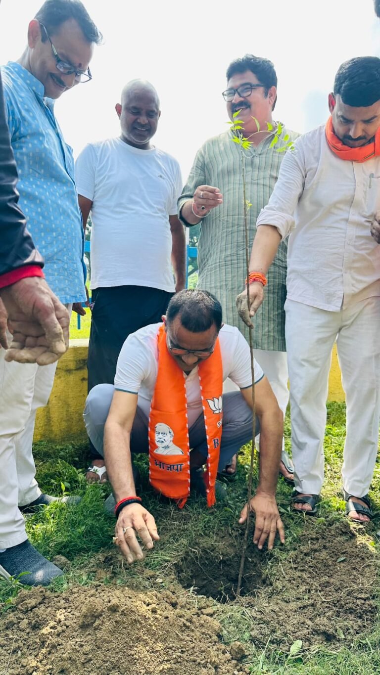 महापौर ने बीएलडब्ल्यू परिसर में रोपा विभिन्न प्रजातियों के 101 पौधा
